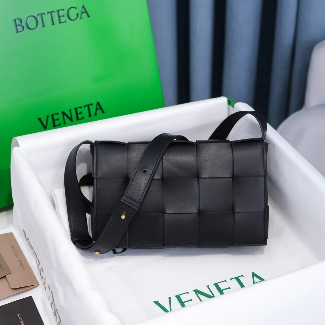 Batch 1420 Real shots 👇BV Cassette’s trendy design is earth-shakingly beautiful. The handsome style with flamboyant personality has completely changed the boring style in the past. Beauty is a topic that women can never refuse. Walking on the streets of Milan, you can see her figure everywhere. It is called tofu bag, original sheepskin: the key point is that it can be controlled by both men and women, and has become a big celebrity in the fashion circle. Size 23*15*15 [6687#]